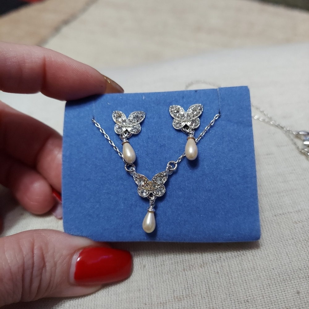 Necklace and earrings set